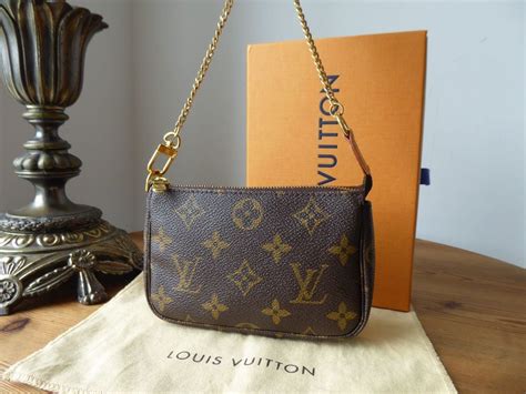 louis vuitton visiera|Louis Vuitton mini pochette.